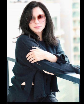 شاهد .. سلاف فواخرجي تخطف القلوب بإطلالة الناعمة.. وثيابها الممزقة حديث المتابعين