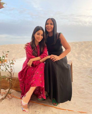 شاهد .. بالصورة- منى زكي وأسيل عمران على أحد شواطئ فرنسا