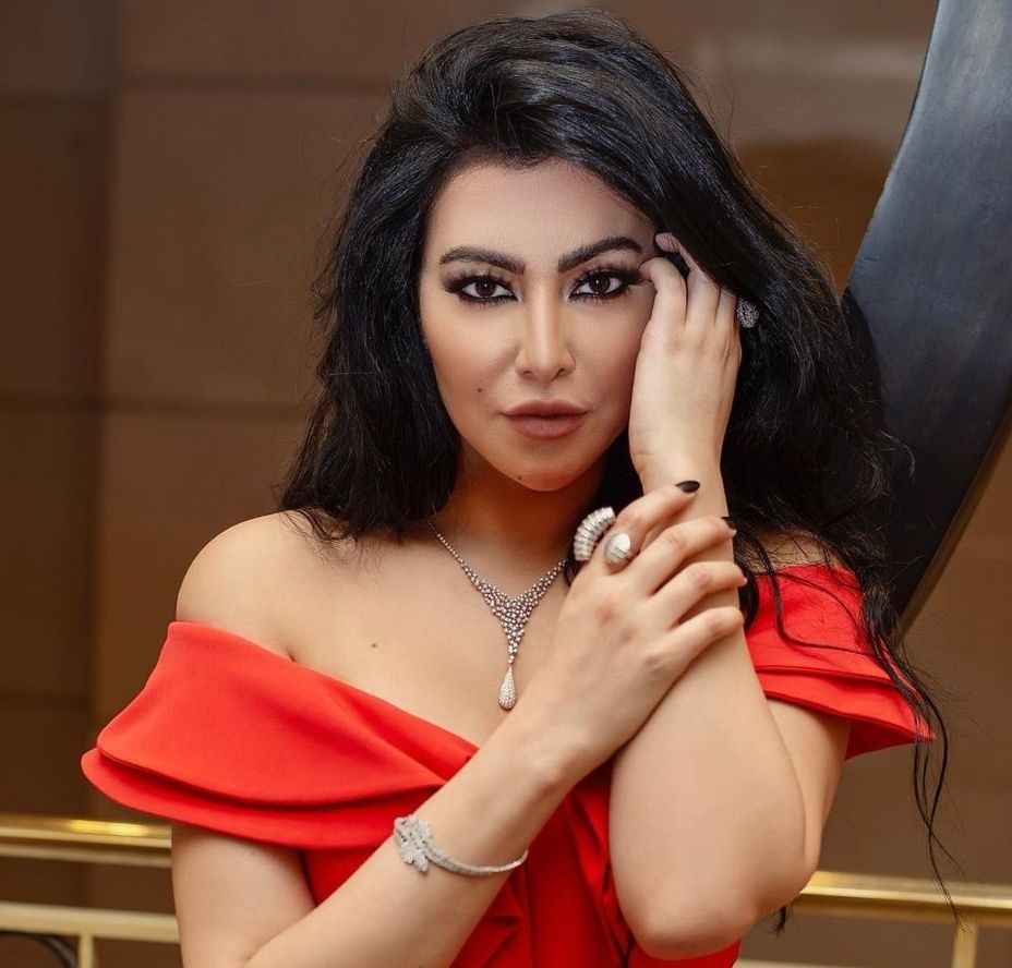 ميرهان حسين تسحر متابعيها باللون الاحمر – شاهد