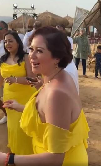 وصلة رقص للقمر مي نور الشريف في حفل زفاف دنيا عبد العزيز – شاهد