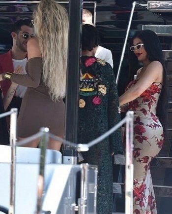 شاهد .. صور لـ كايلي جينر من دون تعديل... وشكل جسمها يثير تساؤلات للجميع!