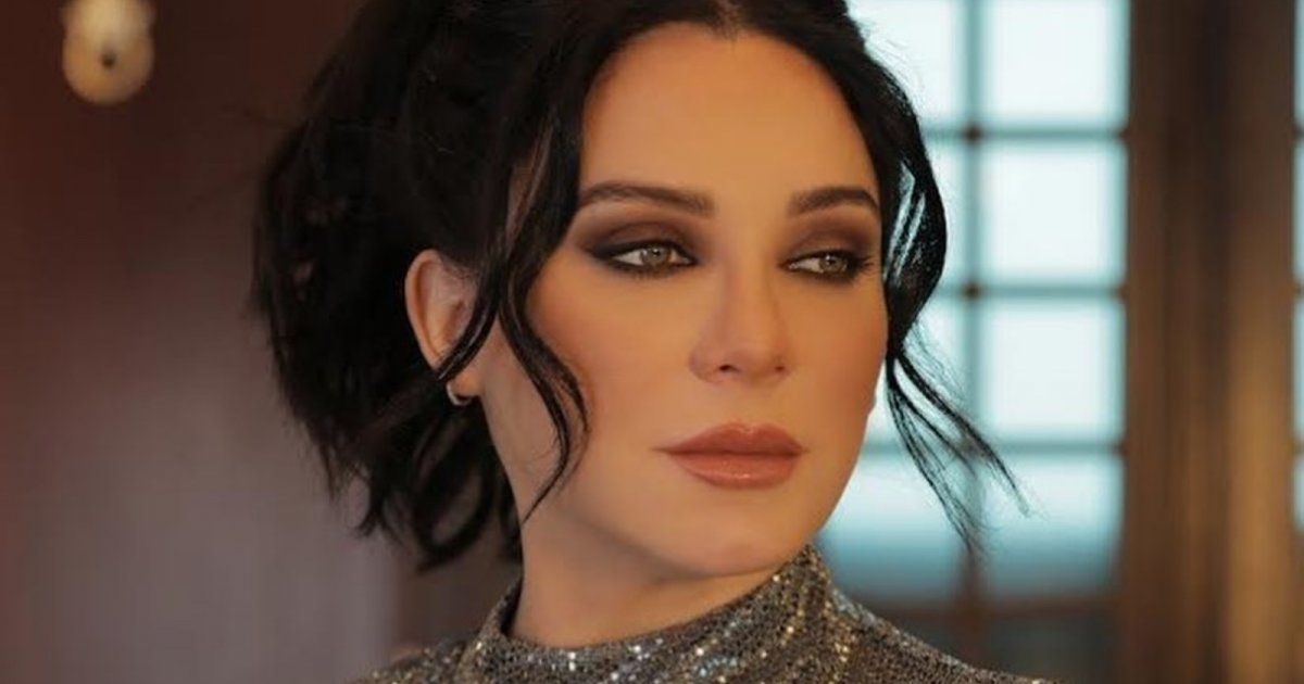 شاهد .. سلاف فواخرجي تخطف القلوب بإطلالة الناعمة.. وثيابها الممزقة حديث المتابعين