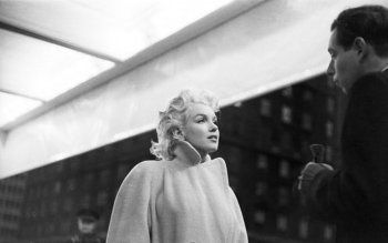 شاهد .. شاب غامض إلتقط مجموعة صور لـ مارلين مونرو ووثق كيف تقضي يومها.. شاهد