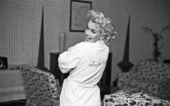 شاهد .. شاب غامض إلتقط مجموعة صور لـ مارلين مونرو ووثق كيف تقضي يومها.. شاهد