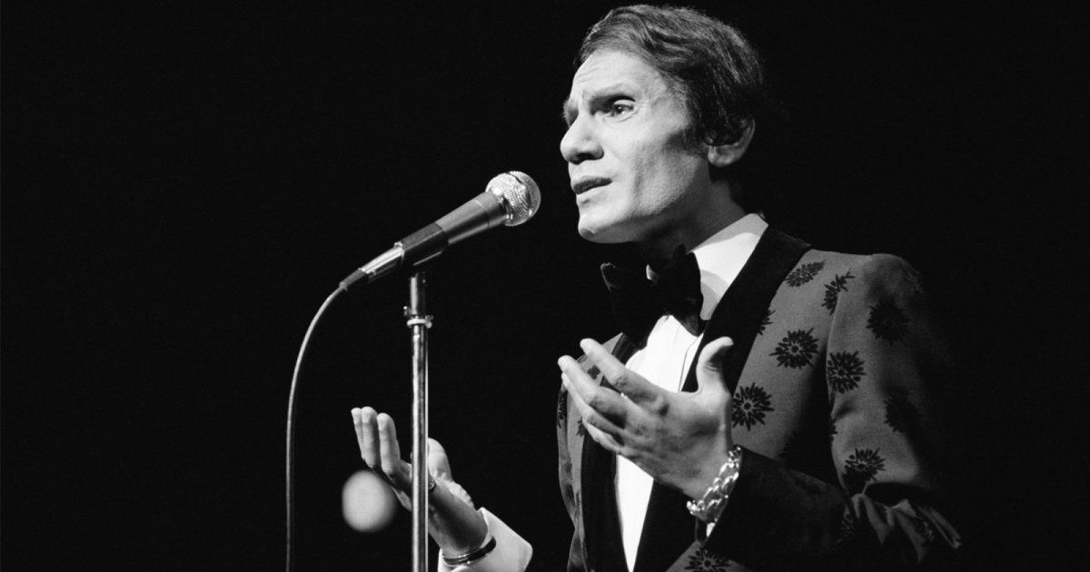 شاهد .. صورة نادرة لـ عبد الحليم حافظ بأول سيارة حصل عليها