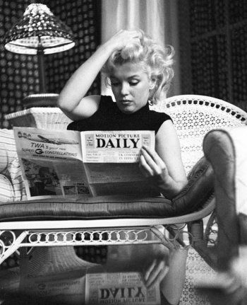 شاهد .. شاب غامض إلتقط مجموعة صور لـ مارلين مونرو ووثق كيف تقضي يومها.. شاهد