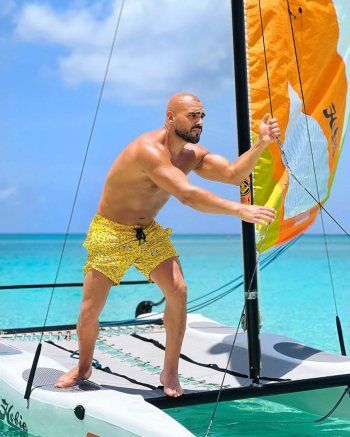 شاهد .. جوزيف عطية يستمتع بوقته في البحر.. والجمهور يتفاعل مع لياقته البدنية