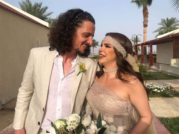 فستان قصير و راقصة – دنيا عبد العزيز مكسرة الدنيا في فرحها .. شاهد