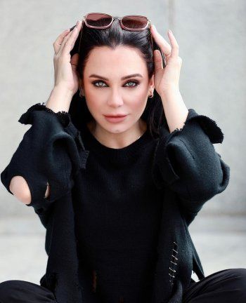 شاهد .. سلاف فواخرجي تخطف القلوب بإطلالة الناعمة.. وثيابها الممزقة حديث المتابعين