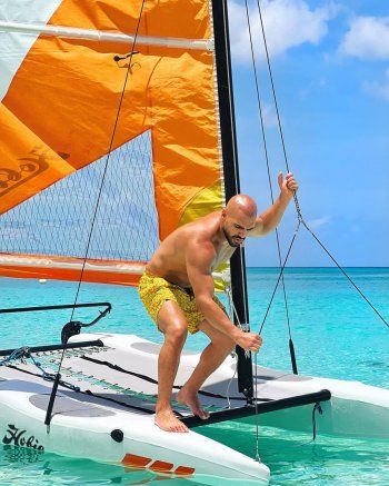 شاهد .. جوزيف عطية يستمتع بوقته في البحر.. والجمهور يتفاعل مع لياقته البدنية