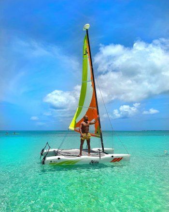 شاهد .. جوزيف عطية يستمتع بوقته في البحر.. والجمهور يتفاعل مع لياقته البدنية