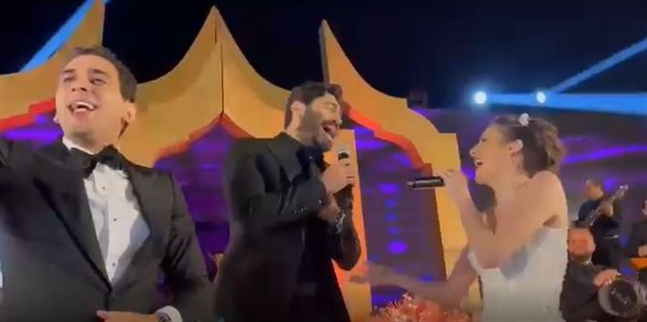 تامر حسني الانسان فاجيء عروسة في حفل زفافها – شاهد
