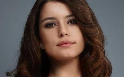 شاهد .. بيرين سات تكشف عن جديد فيلمها مع كيفانش تاتليتوغ