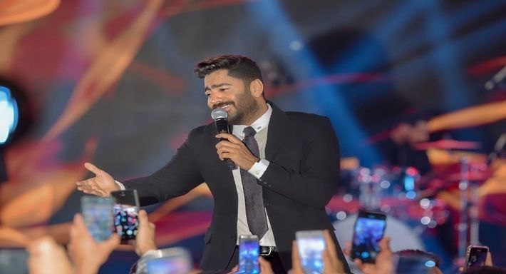 تامر حسني يفاجئ عروس في حفل زفافها – شاهد