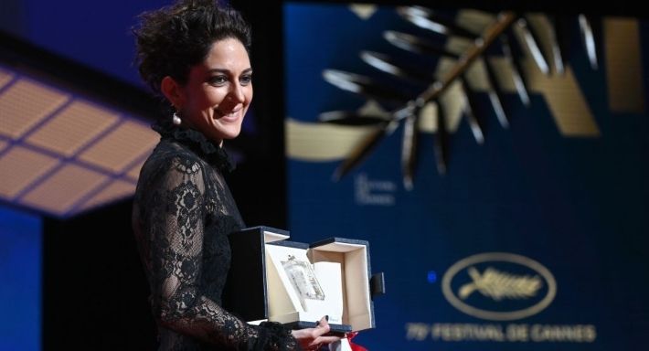 أفضل ممثلة في مهرجان كان ” أمير إبراهيمي ” – فيديو