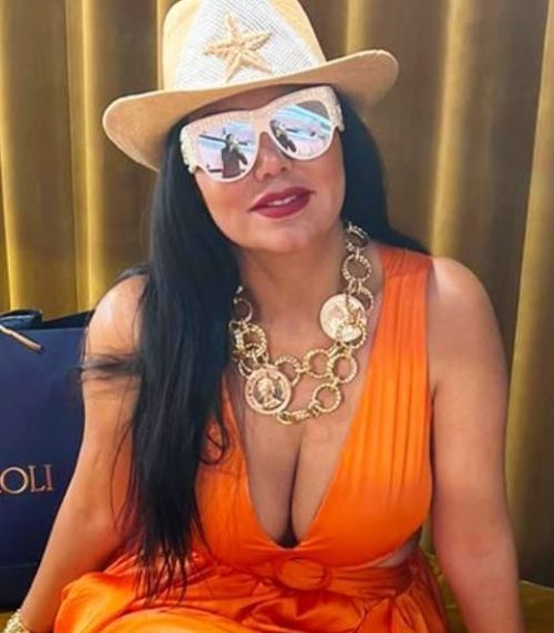 بإطلالة جريئة وفستان مكشوف .. رانيا يوسف تثير اعجاب متابعيها- شاهد