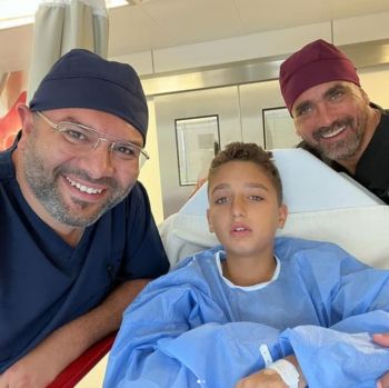 شاهد .. بالصورة- إبن أمير كرارة يخضع لعملية جراحية ويظهر برفقة والده من داخل غرفة العمليات