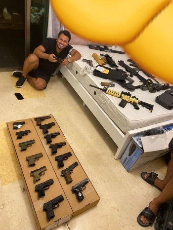 شاهد .. خاص الفن - صورة وديع الشيخ مع الأسلحة تورطه في مأزق جديد