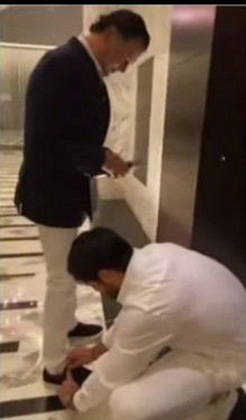 شاهد .. بالصورة - خالد علامة يربط حذاء والده راغب علامة ويحدث ضجة بمواقع التواصل الإجتماعي