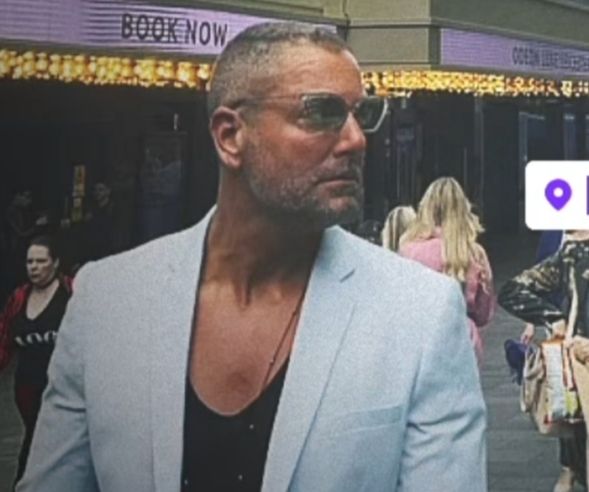 تامر هجرس يتجول في شوارع لندن- شاهد