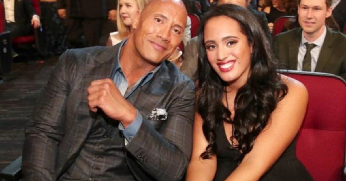 شاهد .. خلفاً لوالدها.. إبنة ذا روك تدخل عالم المصارعة