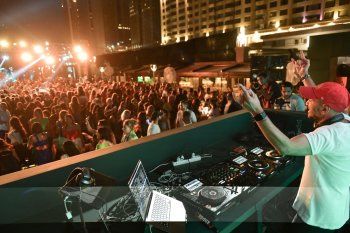 شاهد .. بالصور - عمرو دياب وملكات جمال مصر السابقات يلتقون على ممشى أهل مصر