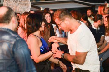 شاهد .. بالصور - عمرو دياب وملكات جمال مصر السابقات يلتقون على ممشى أهل مصر