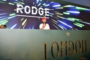 شاهد .. بالصور - عمرو دياب وملكات جمال مصر السابقات يلتقون على ممشى أهل مصر