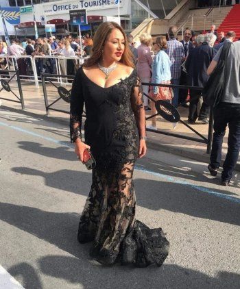 شاهد .. بالصور- ليلى علوي تهنئ الفائزين في مهرجان كان السينمائي