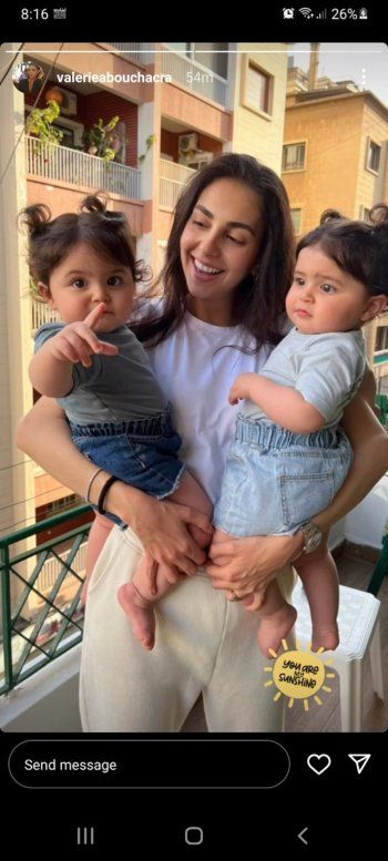 شاهد .. بالصورة - فاليري أبو شقرا تخطف قلوب المتابعين بصورة لها ولتوأمها