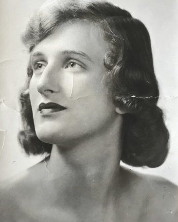 شاهد .. بالصورة - هايلي بيبر توجه تحية لروح جدتها