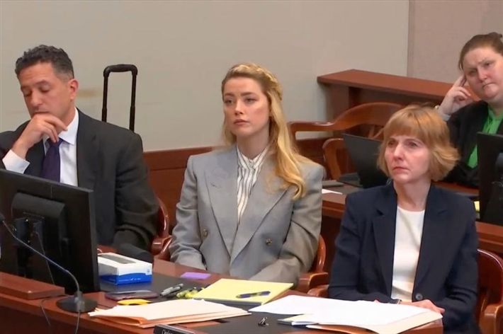 هدية من معجبة – سر العدالة في “سوار” جوني ديب الجديدة