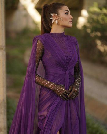 شاهد .. هاندا أرتشيل تلفت الأنظار بإطلالة باللون البنفسجي.. وشعرها حديث الكثيرين