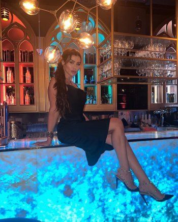 شاهد .. بالصور- نادين الراسي تطل بفستان أسود قصير وتشعل مواقع التواصل بإطلالتها