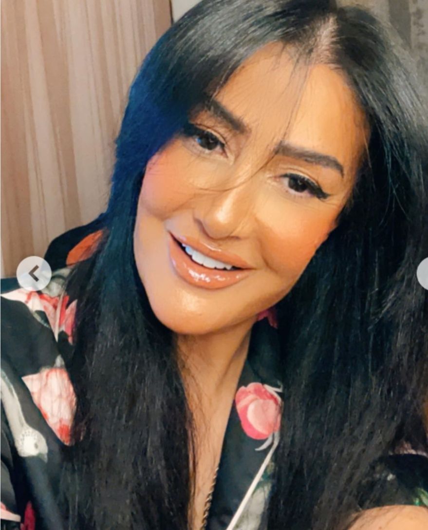 بالبجامة الستان ومكياج صاخب.. غادة عبدالرازق تبهر متابعيها من غرفتها- شاهد