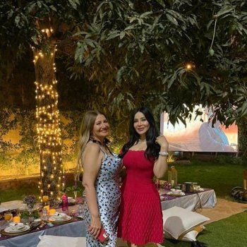 شاهد .. بينهم ياسمين رئيس ولجين عمران.. غادة عبد الرازق تستقبل مجموعة من الأشخاص في منزلها