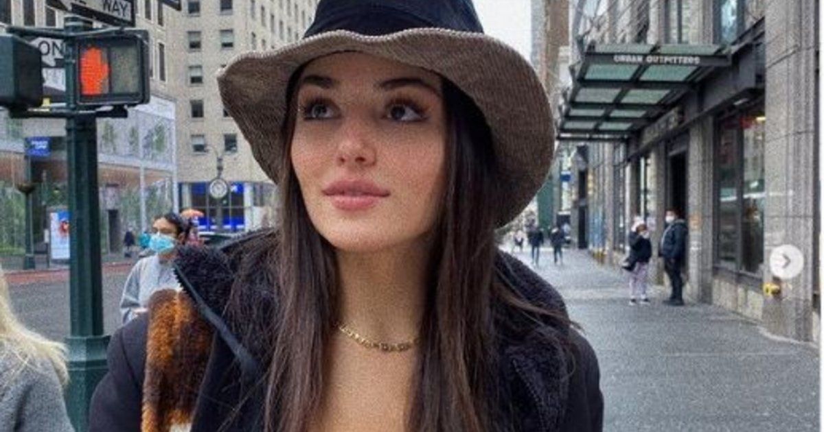 شاهد .. هاندا أرتشيل تلفت الأنظار بإطلالة باللون البنفسجي.. وشعرها حديث الكثيرين