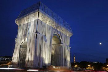 شاهد .. كريستو جافاشيف ابتكر فن تغليف المساحات واسمه زين قوس النصر