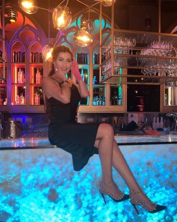 شاهد .. بالصور- نادين الراسي تطل بفستان أسود قصير وتشعل مواقع التواصل بإطلالتها