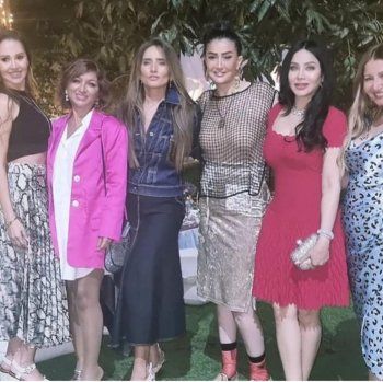 شاهد .. بينهم ياسمين رئيس ولجين عمران.. غادة عبد الرازق تستقبل مجموعة من الأشخاص في منزلها