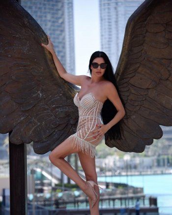 شاهد .. لاميتا فرنجية تستعرض أنوثتها بفستان مثير ... والجمهور يتساءل حول هذا الأمر