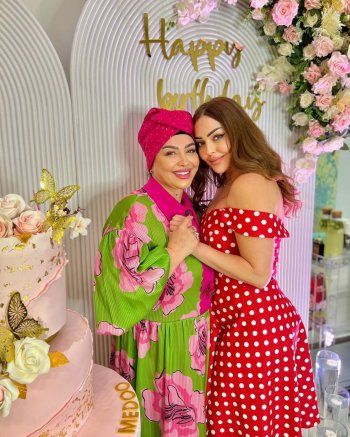 شاهد .. بالصور- ديانا كرزون وشقيقاتها يحتفلن بعيد ميلاد والدتهن