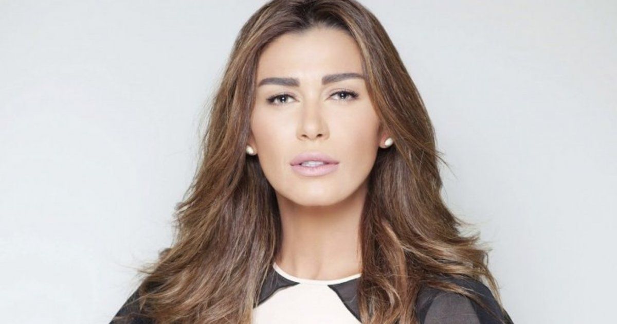 شاهد .. بالصور- نادين الراسي تطل بفستان أسود قصير وتشعل مواقع التواصل بإطلالتها