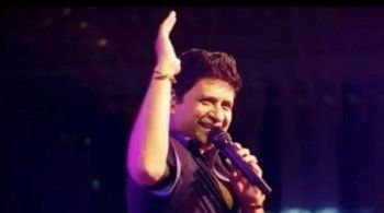 شاهد .. بالصورة- وفاة فنان شهير على المسرح أثناء تقديمه وصلة غنائية