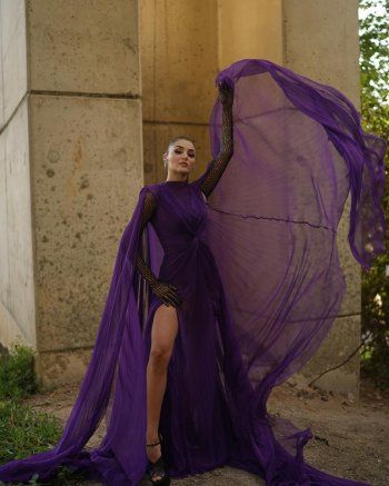 شاهد .. هاندا أرتشيل تلفت الأنظار بإطلالة باللون البنفسجي.. وشعرها حديث الكثيرين