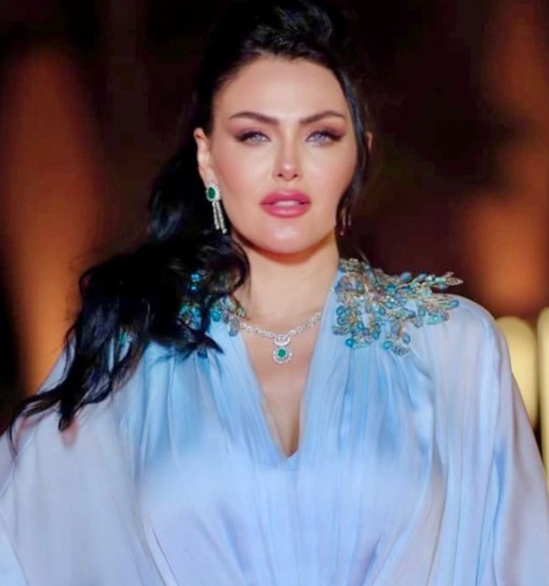 دارين حداد تسحر متابعيها بفستان بيبي بلو- شاهد