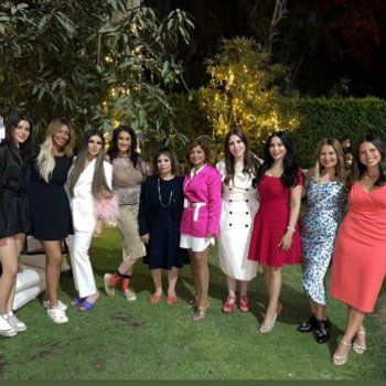 شاهد .. بينهم ياسمين رئيس ولجين عمران.. غادة عبد الرازق تستقبل مجموعة من الأشخاص في منزلها