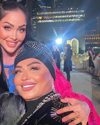 شاهد .. بالصور- ديانا كرزون وشقيقاتها يحتفلن بعيد ميلاد والدتهن