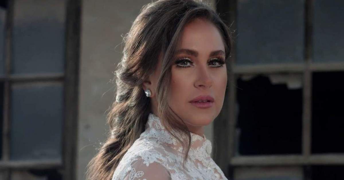 شاهد .. ديمة قندلفت تتغزل بزوجها: سبع سنين وبعدك بعيوني