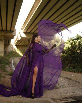 شاهد .. هاندا أرتشيل تلفت الأنظار بإطلالة باللون البنفسجي.. وشعرها حديث الكثيرين